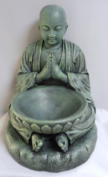 Munk med skål - have statue